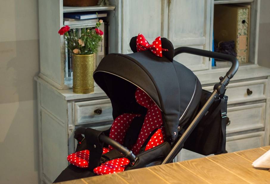 Wózek spacerowy Natoni Joy New Black Mickey – czarno-czerwony model z uszkami i kokardą, prezentacja produktu do 22 kg, sklep Dadi-Shop.pl, polski producent Natoni